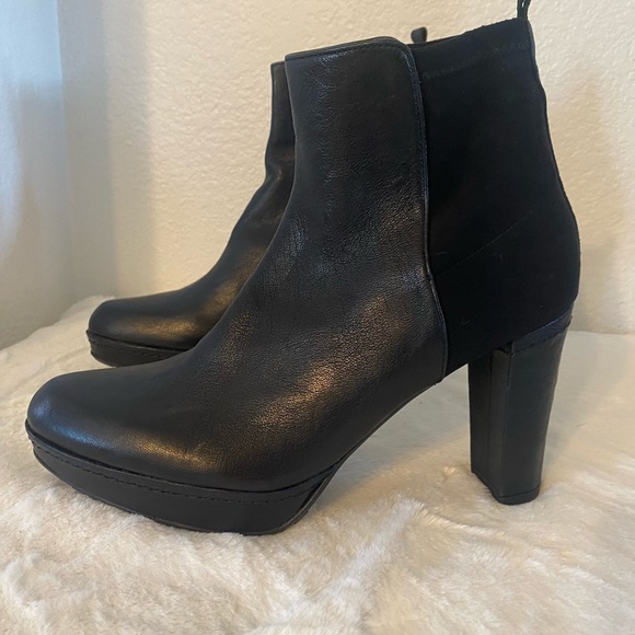 Stuart Weitzman Stretch leather healed booties size 7 - Picture 3 of 4